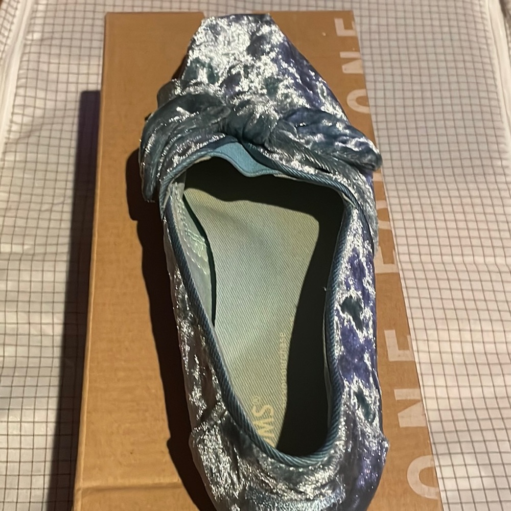 Toms velvet slip on